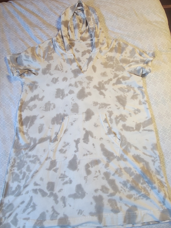 Jane and Delancey Dresses & Skirts - Tie-Dye Short Sleeve Hoodie Shirt - Cream and Light Gray